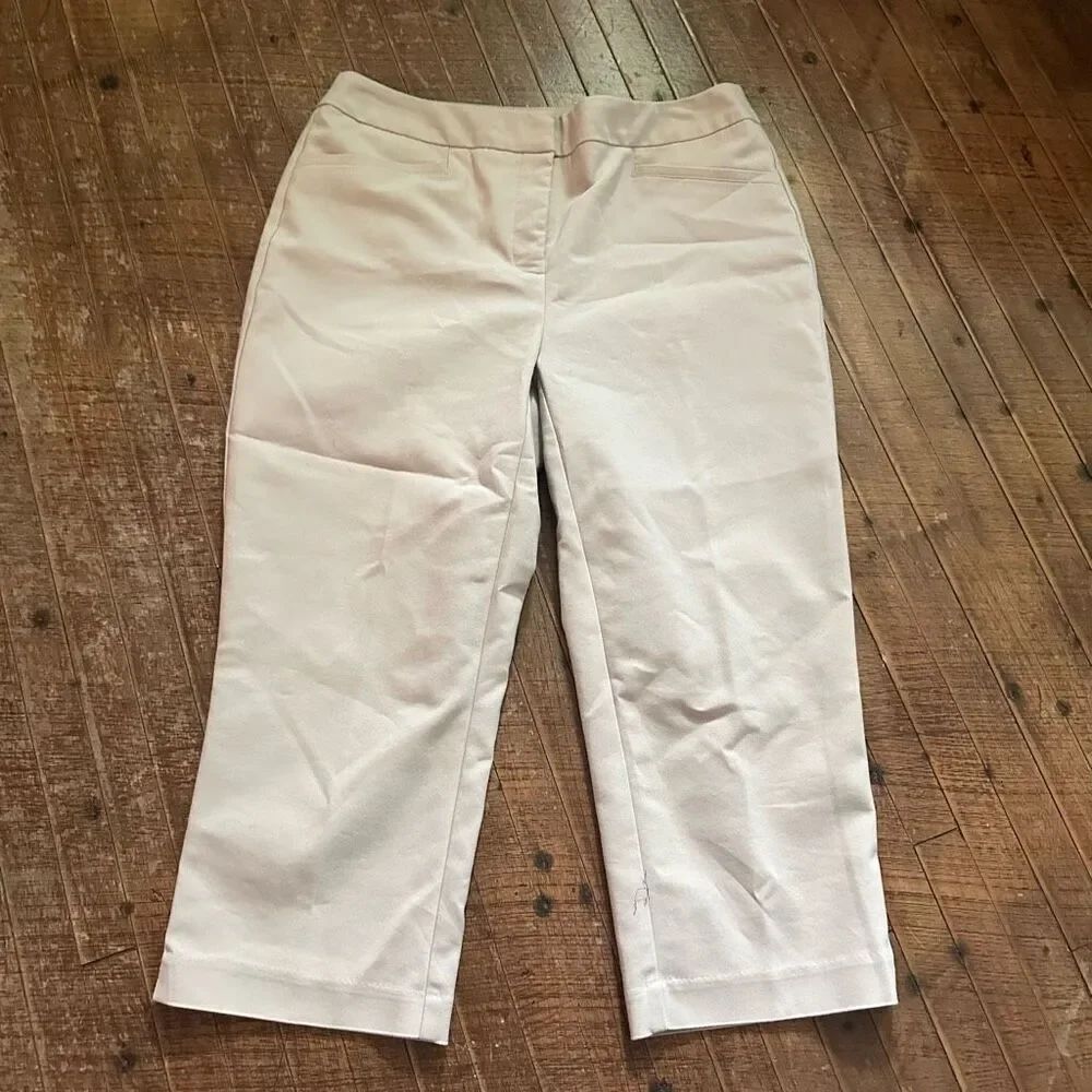 Chico’s Fabulously slimming 0/4 crop cream flat front pants
